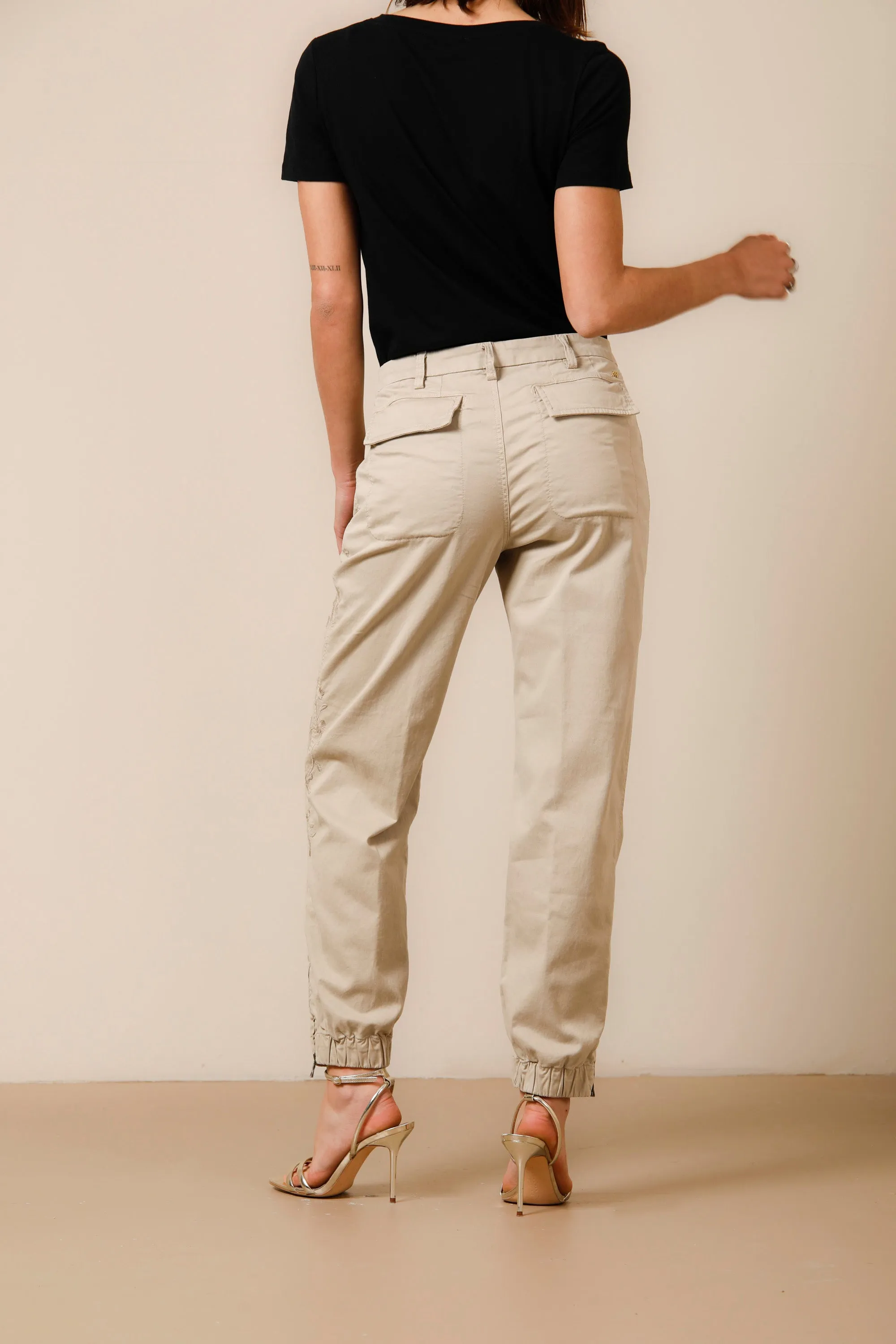 Evita pantalone cargo donna in cotone tencel con ricamo curvy